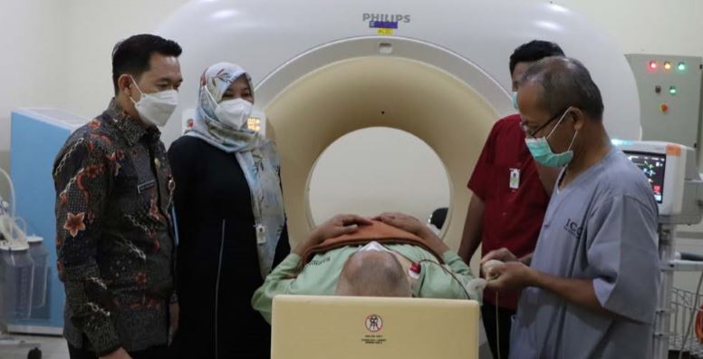 PREVENTIF: Plt. Direktur RSUD Kanjuruhan Dr Bobi (kiri) ikut memantau penggunaan alat CT Scan untuk pasien di RSUD Kanjuruhan.
