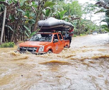 TERJANG BANJIR: Mobil BPBD Kabupaten Malang melintas di jalan yang tergenang air di Desa Sitiarjo, Sumbermanjing Wetan beberapa waktu lalu. (BPBD FOR RADAR MALANG)