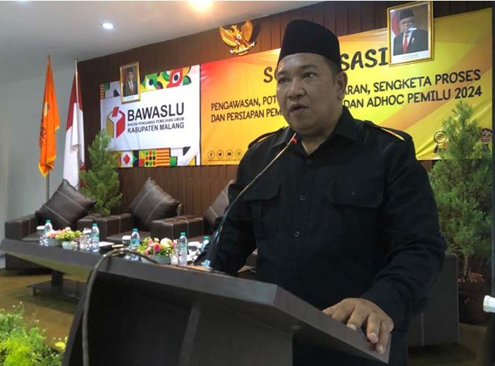 AWASI PEMILU: Ketua Bawaslu Kabupaten Malang M. Wahyudi di acara sosialisasi. (YUDISTIRA/RADAR MALANG)
