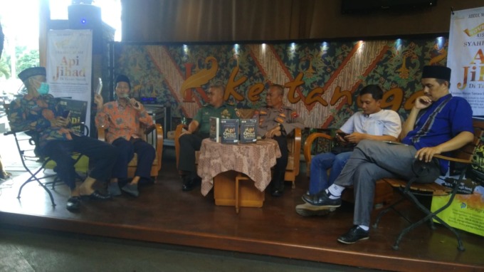 DISKUSI: Sejumlah narasumber yang hadir di acara bedah buku Api Jihad di Tanah Suriah yang digelar LTN-NU Kota Malang, Jumat (30/10/2022). (LTNU KOTA MALANG FOR RADAR MALANG)