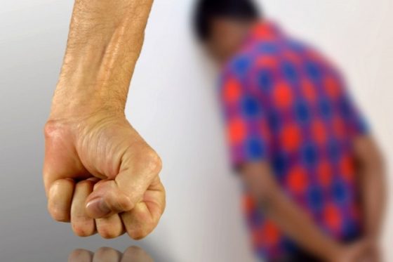UPAYAKAN DAMAI :  Fahrurrozi memastikan masih ada upaya mediasi lagi. Semuanya dipertemukan untuk saling membicarakan hal terbaik dan terburuk pada anak (Gambar Ilustrasi Penganiayaan By Radar Malang )