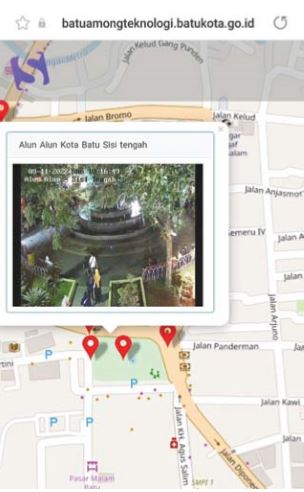 PANTAU SITUASI: Salah satu bentuk tangkapan layar CCTV yang memantau aktivitas di Alun-Alun Kota Batu. (NADA DHUHA/RADAR BATU)