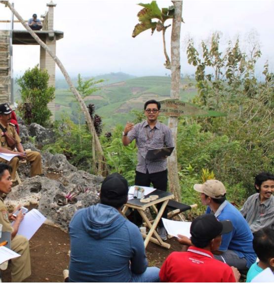 BERSINERGI: Kades Baturetno Sukirno bersama kalangan akademisi membahas konsep wisata di Puncak Tresno.