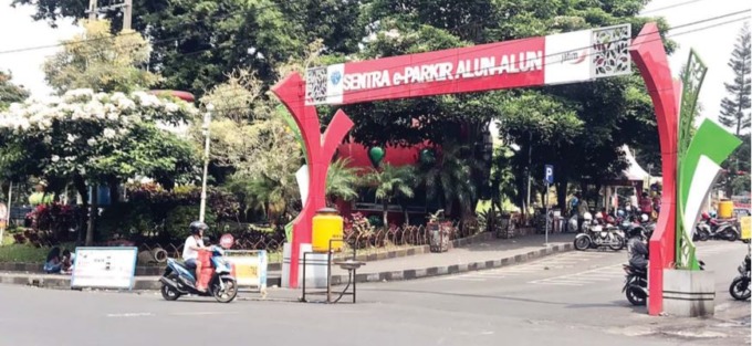 HANYA TULISAN: Di sebelah selatan Alun-Alun Kota Batu terdapat pintu gerbang area parkir yang bertuliskan sentra e-parkir alun-alun. Namun sampai sekarang belum diterapkan e-parkir. (NADA DHUHA/RADAR BATU)