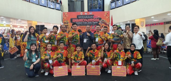 BOYONG JUARA : Tim FOBI Pengkot Malang menang juara 1 di 3 kategori dan juara 2 Naga Toulu Bebas Kejurprov di Surabaya (24-25/9) lalu.