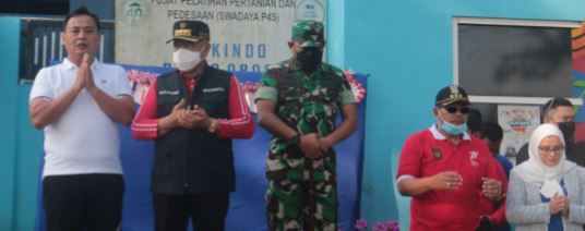 PULIH LEBIH CEPAT: Bupati Malang Drs Sanusi MM (tengah) memberangkatkan gerak jalan sehat Milkindo. Turut mendampingi owner Milkindo Green Farm (kiri) dan Dandim 0818 Letkol Inf Taufik Hidayat (kanan).  (FOTO-FOTO: RIZKI EVA/RADAR KANJURUHAN)