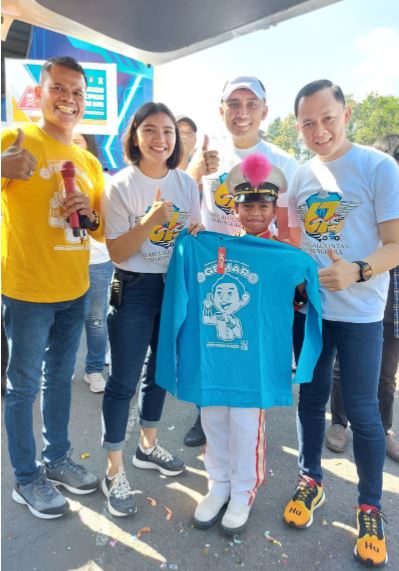 KEJUTANNN: Kapolres Malang AKBP Ferli Hidayat menyerahkan T-shirt kepada salah satu anggota Pocil, tampak pula Aiptu Umar Kiswoyo (kiri), sang pengagas inovasi GEMAR. (FOTO-FOTO: HANIFUDIN MUSA/RADAR KANJURUHAN)
