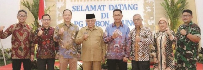 ENERGI TERBARUKAN: Jajaran pejabat pemerintah pusat, Pemkab Malang, direksi dan komisaris PG Kebon Agung berfoto bersama dalam peresmian PLTS. (FOTO-FOTO : PROKOPIM PEMKAB MALANG FOR RADAR KANJURUHAN)