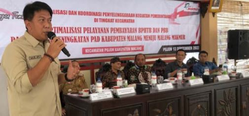 BERI PERSPEKTIF: Kepala Bapenda Kabupaten Malang Made Arya Wedhantara berbicara di depan kades se-kecamatan Pujon untuk menampung uneg-uneg menyangkut persoalan pajak. (YUDISTIRA/RADAR MALANG)