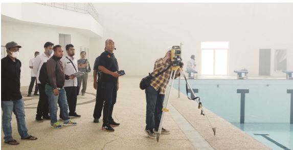 LOLOS KALIBRASI: Tim dari Persatuan Renang Seluruh Indonesia Jatim melakukan kalibrasi kolam renang Stadion Kanjuruhan, kemarin. (FINO YUDISTIRA/RADAR KANJURUHAN)