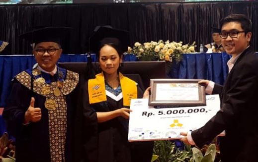 LULUSAN TERBAIK: Niken Maryu Larasati, S1 Prodi Pendidikan Bahasa Mandarin (PPBM) yang  meraih predikat Lulusan Terbaik Universitas Ma Chung Angkutan ke-12 tahun 2022. (FOTO-FOTO: RENI INDRISARI/RADAR KANJURUHAN)