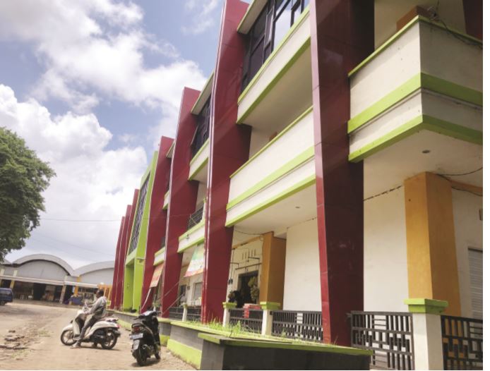 BELUM RAMAI : Kondisi Pasar Sumedang yang masih terlihat masih sepi meski sudah mulai beroperasi. (YUDISTIRA/RADAR MALANG)