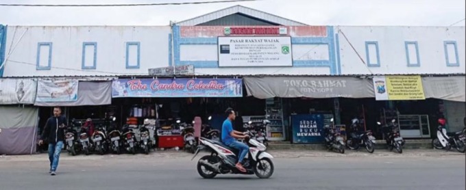 KEBOBOLAN TERUS: Bagian depan Pasar Wajak yang sering disatroni maling dalam enam bulan terakhir. (HANIFUDIN MUSA/RADAR MALANG)