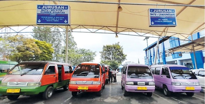 SEMAKIN SEPI: Para sopir angkot di Terminal Kota Batu mengeluhkan sepinya penumpang. Mereka kini semakin terjepit karena selain sepi harga BBM juga naik. (AFIFAH RAHMATIKA/RADAR BATU)