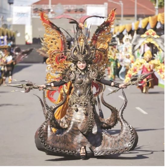 EKSOTIK: Salah satu kostum karnaval karya Fitrah yang banyak disewa untuk acara Agustusan. (HANIFUDIN MUSA/RADAR MALANG)