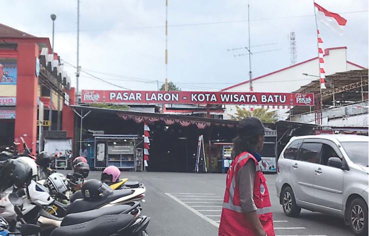 Pasar Laron di barat Alun-Alun Kota Batu ini setiap hari ramai pembeli. (NADA DHUHA/RADAR BATU)