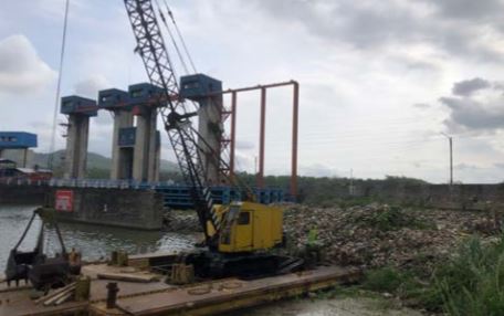 KIRIMAN DARI HULU: Sampah Bendungan Sengguruh yang terjaring trashboom berasal dari hulu sungai Lesti dan Brantas. (YUDISTIRA RADAR MALANG)