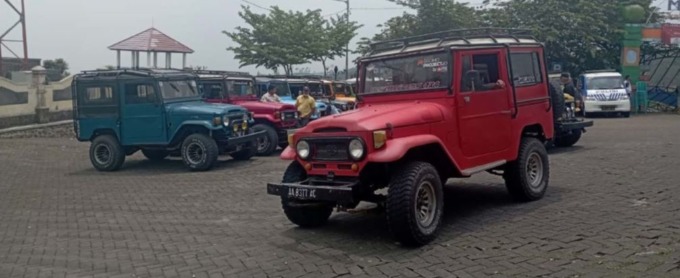 NAIKKAN TARIF: Armada jeep standby di Rest Area Gubuklakah, Poncokusumo untuk menunggu wisatawan yang akan menikmati wisata Gunung Bromo. (HANIFUDIN MUSA/RADAR MALANG)