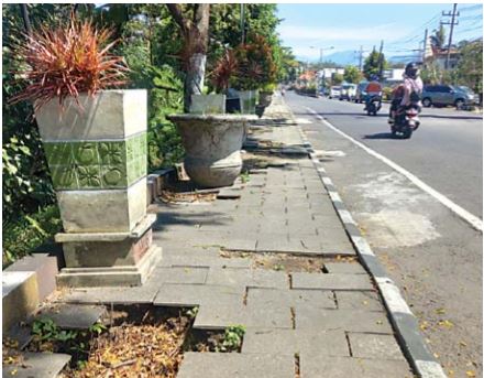 BUTUH PERBAIKAN: Trotoar di Jalan Pattimura sudah rusak cukup lama dan belum diperbaiki hingga saat ini. (ANDIKA/RADAR BATU)