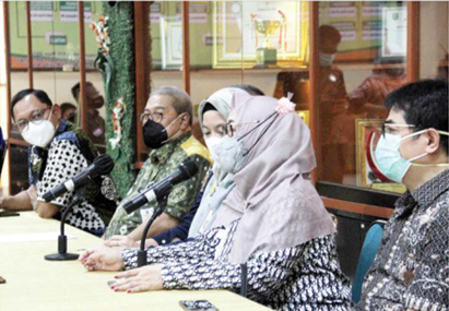 IMBAU WASPADA: Tim RSSA Malang memaparkan penanganan pasien Gangguan Ginjal Akut Progresif Atipikal rujukan dari beberapa daerah kemarin siang. (SUHARTO/RADAR MALANG)