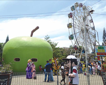 SELALU RAMAI: Alun-alun Kota Batu menjadi jujukan wisatawan dari berbagai daerah. Selain murah meriah di sekitar alun-alun banyak kuliner lezat. (ANDIKA/RADAR MALANG)