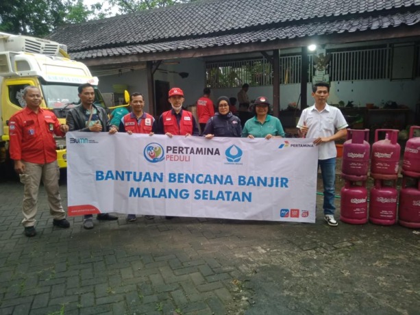 UNTUK PARA KORBAN: Para pengusaha Pertashop droping sembako dan kebutuhan lain di Sitiarjo, (18/10/22) YUDISTIRA/RADAR MALANG