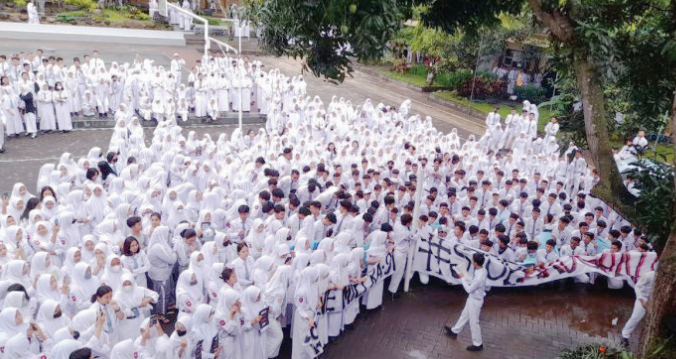 SUARAKAN ASPIRASI: Ratusan siswa SMAN 1 Turen menggelar aksi demo di halaman sekolah, kemarin. ISTIMEWA