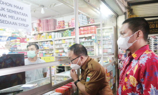 STOP DULU: Apotek yang disidak Dinkes Kabupaten Malang tidak lagi menjual obat sirup yang di-blacklist BPOM RI. EDO FOR RADAR KANJURUHAN