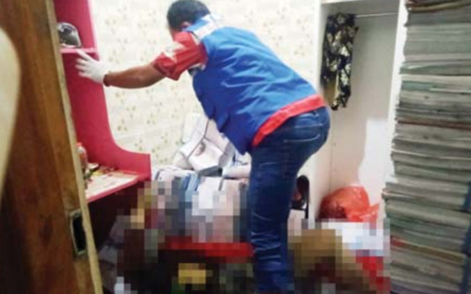 KAKU: Relawan Taruna Siaga Bencana mengevakuasi jenazah korban yang tertimpa tumpukan kertas di rumahnya. TAGANA FOR RADAR MALANG