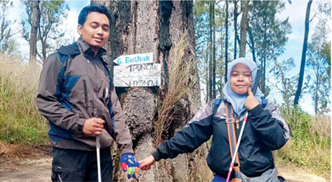 BERNYALI TINGGI: Pasangan suami istri Elin Agus Tri Rahayu dan Kholilul Rohman usai berhasil mendaki di Gunung Buthak, sekitar Oktober 2020 silam. (ELIN AGUS TRI RAHAYU FOR RADAR MALANG)