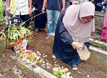 DUKA: Ibunda Vano menaburkan bunga di atas pusara sang putra yang dimakamkan di Desa Ngebruk, Kecamatan Sumberpucung, Kabupaten Malang, Jumat (21/10). Foto kanan, Reyvano Dwi Afri an syah semasa hidup. (HANIFUDDIN MUSA/RADAR MALANG)