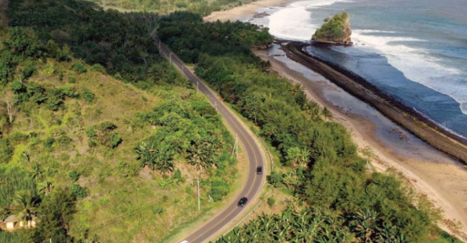 PESONA WISATA PANTAI: Foto drone kawasan pesisir pantai yang masuk wilayah Desa Gajahrejo, Kecamatan Gedangan. Pemkab Malang berencana membangun rest area JLS di lahan milik Perhutani di wilayah tersebut. DARMONO/RADAR KANJURUHAN