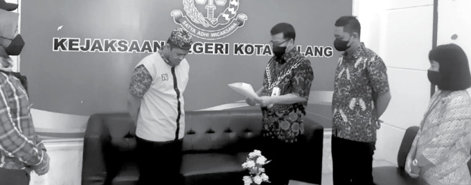 BEBAS: Sandi Saputro (mengenakan rompi tahanan) mendapatkan restorative justice dari Kejari Kota Malang atas kasus pencurian ponsel yang dia lakukan pada 16 Juli lalu. KEJARI KOTA MALANG FOR RADAR MALANG