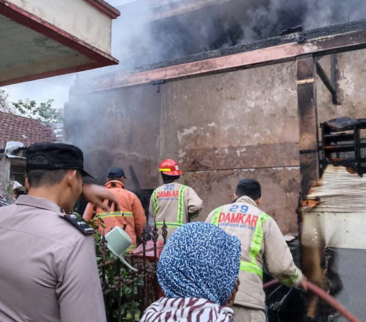 DIBANTU WARGA: Tim Damkar berusaha menjinakkan api dalam kebakaran yang terjadi di Kecamatan Turen, Senin kemarin (10/10). DAMKAR KABUPATEN MALANG FOR RADAR MALANG