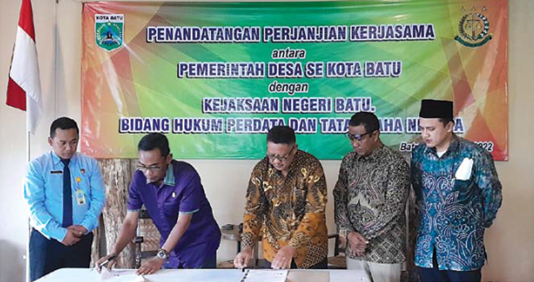 BANTUAN HUKUM: Kejari Batu dan perwakilan pemerintah desa melakukan MoU, kemarin. (AFIFAH RAHMATIKA/RADAR BATU)