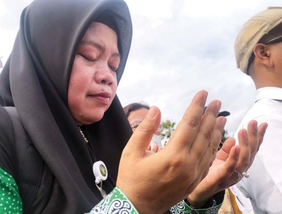 GETIR: Tangisan seorang ibu saat berdoa bagi korban Insiden Kanjuruhan. Trauma keluarga dan saksi kejadian horor bisa dipulihkan lewat trauma healing. YUDISTIRA/RADARMALANG