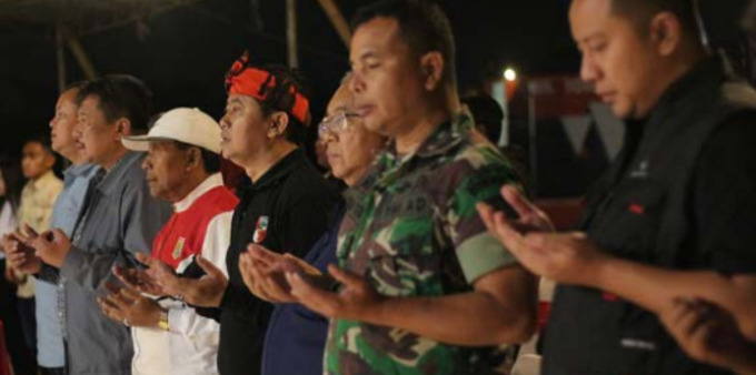 DOA UNTUK AREMANIA: Ketua PP Kabupaten Malang Priyo Sudibyo (tengah) dalam pembukaan turnamen bola voli Pemuda Pancasila di Lapangan Srimaya, Karangploso. ROFIA ISMANIA/RADAR MALANG