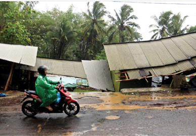 TERJADI DI 21 DESA: Deretan kios pedagang ikan di Kecamatan Donomulyo ikut tersapu aliran banjir. (DARMONO/RADAR MALANG)