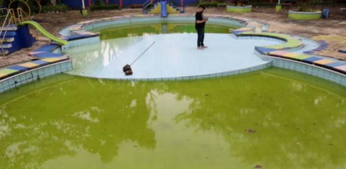 TAK TERAWAT: Area kolam renang anak di luar Stadion Kanjuruhan yang kondisinya tak terawat. DARMONO/RADAR MALANG