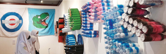 KREASI BOTOL BEKAS: Hiasan berbahan botol plastik bekas karya siswa SMA Negeri 1 Ngantang, Kabupaten Malang yang dipamerkan di Galeri Raos menarik perhatian pengunjung. (AFIFAH RAHMATIKA/RADAR BATU)