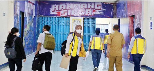 AUDIT STADION: Tim dari Kementerian PUPR memasuki Stadion Kanjuruhan kemarin siang. Mereka bertugas menilai kelayakan stadion tersebut setelah tragedi 1 Oktober yang menewaskan banyak penonton. (DARMONO/RADAR MALANG)
