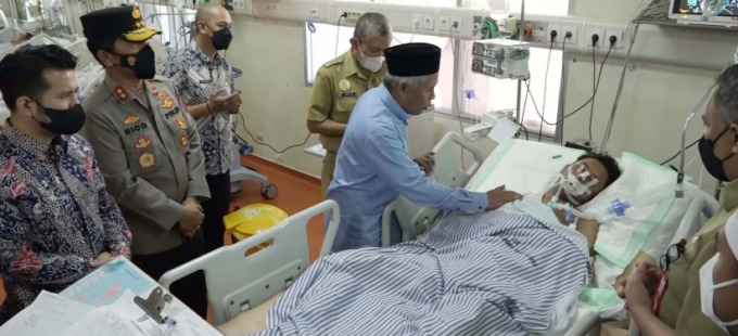 SAMBANGI KORBAN: Ketua PWNU Jatim KH Marzuki Mustamar didampingi Wagub Jatim Emil Dardak (kiri) dan Kapolda Jatim Nico Afinta di RSSA, kemarin. (Suharto/Radar Malang)