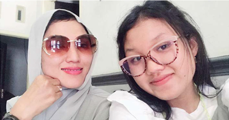 FOTO KENANGAN: Mudrika Amaliyah (kiri) bersama putri sulungnya, Revanya Salwa Syahrani. Salwa meninggal dalam tragedi Kanjuruhan dan ditemukan di RS Wava Husada. (MUDRIKA AMALIYAH FOR RADAR MALANG)