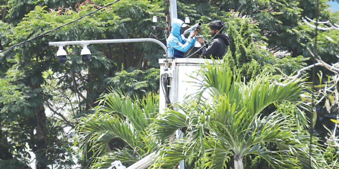 Ganti Lampu PJU yang Rusak (Suharto/Radar Malang)