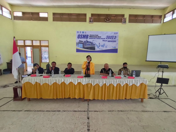 BEKAL BELAJAR: Direktur UPBJJ-UT Malang Dr Lilik Sulistyowati (tiga dari kanan) memberikan sambutan dan arahan saat Orientasi Studi Mahasiswa Baru (OSMB) di Kabupaten Kediri baru-baru ini.