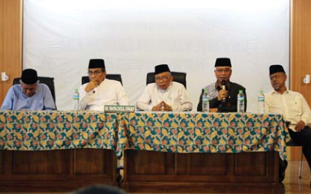 DEMI KEMANUSIAAN: Dari kiri, KH Marzuki Mustamar, KH Yahya Cholil Tsaquf, KH Chamzawi, KH Isroqunnajah, dan KH Hamim di PCNU Kota Malang, kemarin. (PCNU Kota Malang for Radar Malang)