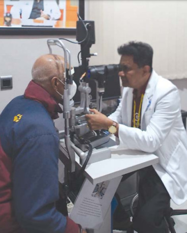 CEGAH KEBUTAAN: Pemeriksaan mata calon peserta operasi katarak gratis di Kendedes Eye Center Singosari. KENDEDES EYE CENTER FOR RADAR KANJURUHAN