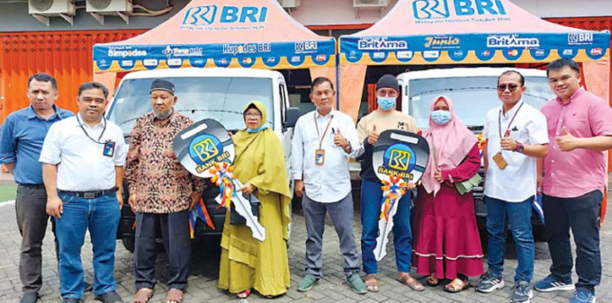 REJEKI NOMPLOK: Penyerahan Grandprize Undian Simpedes BRI Cabang Kepanjen untuk Semester I/2022. REZA FOR RADAR KANJURUHAN