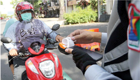 CEGAH KEBOCORAN UANG: Petugas Dinas Perhubungan Kota Malang sudah menggunakan sistem e-jukir di Jalan Majapahit untuk menarik biaya parkir. (SUHARTO/RADAR MALANG)