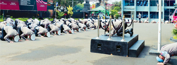 INTROSPEKSI: Seluruh peserta apel rutin di Polresta Malang Kota melakukan sujud bersama kemarin pagi (10/10). Sujud itu dilakukan sebagai bentuk memohon ampun kepada Sang Pencipta sekaligus permintaan maaf kepada para korban tragedi Kanjuruhan. (POLRESTA